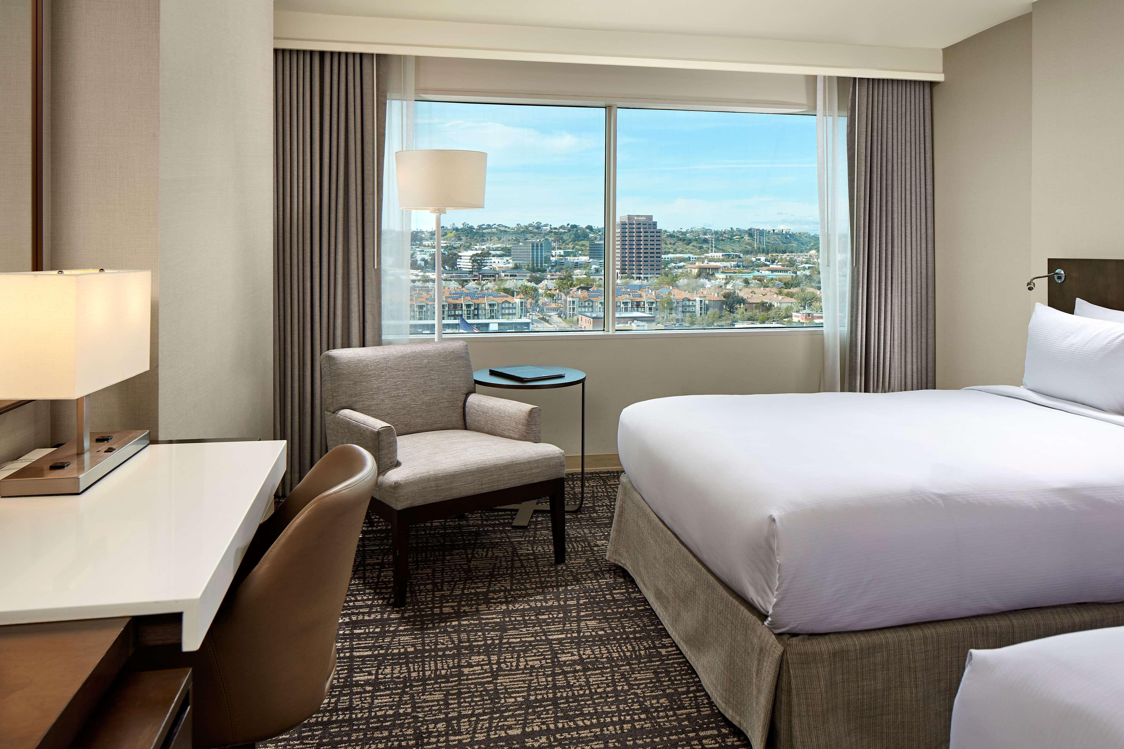 Hilton San Diego Mission Valley Exterior photo