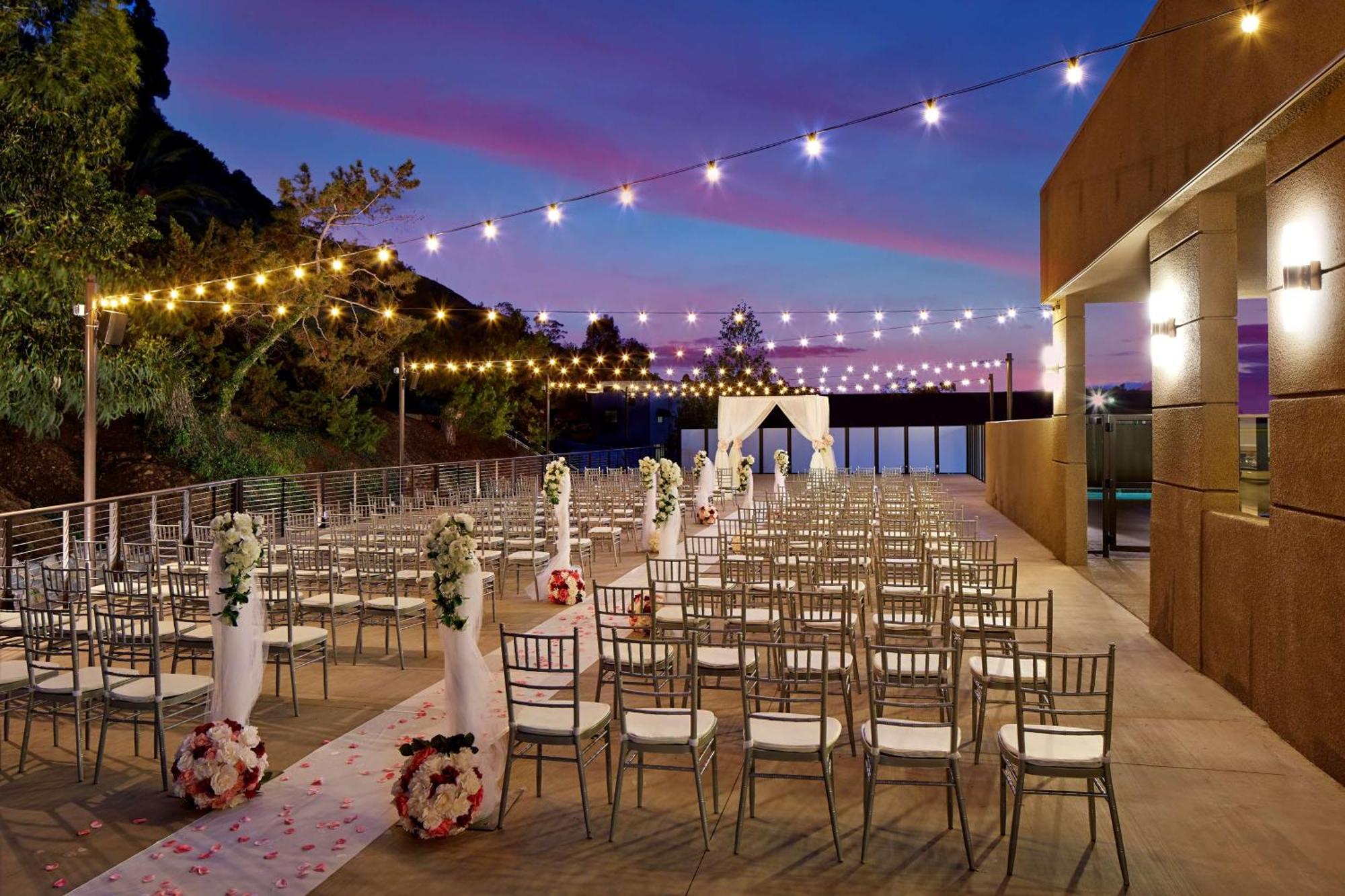 Hilton San Diego Mission Valley Exterior photo