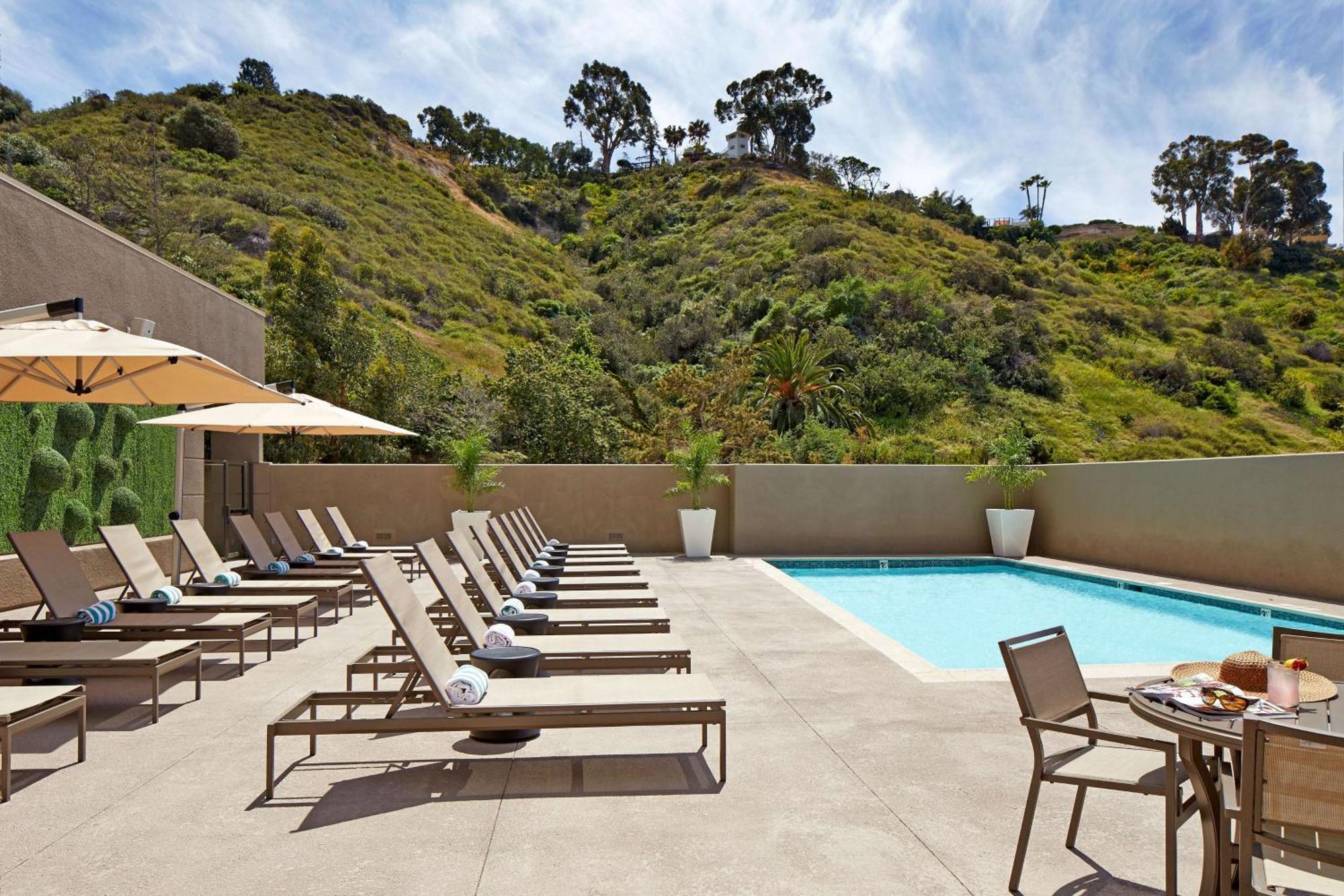 Hilton San Diego Mission Valley Exterior photo